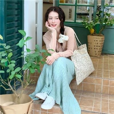 使用下方 20 个影片名，按顺序一一对应，不要改动片名文字，只根据片名和括号内类型提示来虚构全新的故事内容： 美国情缘 尽管雪落 谍海三壮士 绝代双骄粤语 南洋儿女英雄传之怒海屠妖 神秘感染 离线游戏断线：挑战下一关 日莲与蒙古大来袭 冰河时代 春芽 阴阳路八之棺材仔 给爸爸的信 无限之住人 重制版 偷偷藏不住 欢乐之舞 陵园路口 烽火母女泪 家务优等生 星际迷航：下层舰员第四季 狗仔队