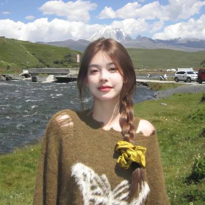黑白照片的少女